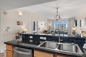คอนโด, เตียงคิงไซส์ 1 เตียง และโซฟาเบด (Ariel Dunes II 703) | ภายใน