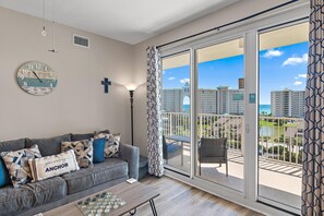 Apartment, 1 King-Bett und Schlafsofa (Ariel Dunes II 703) | Wohnbereich | Fernseher