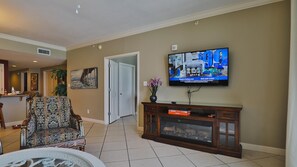 Condo, varias camas (Grandview East 404) | Área de sala de estar | Televisión 