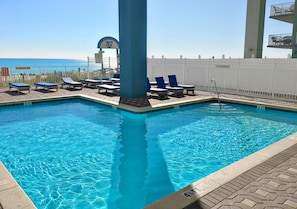 Condo, Plusieurs lits (Grandview East 404) | Piscine | Piscine extérieure, piscine chauffée