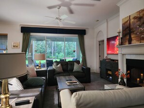 TV connectée, livres, écrans d'ordinateur