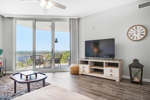 Apartment, Mehrere Betten (Palms Resort 1406 Jr 2BR) | Wohnbereich | Fernseher