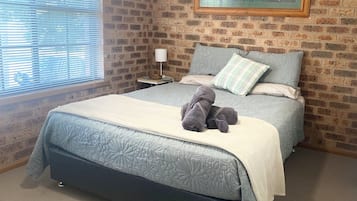 2 bedrooms, iron/ironing board, bed sheets