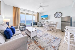 Appart'hôtel, 1 très grand lit et 1 canapé-lit (Majestic Beach Towers 1-1907) | Coin séjour