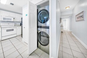 Appart'hôtel, 1 très grand lit et 1 canapé-lit (Majestic Beach Towers 1-1907) | Intérieur