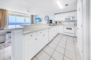 Appart'hôtel, 1 très grand lit et 1 canapé-lit (Majestic Beach Towers 1-1907) | Cuisine privée