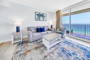 Appart'hôtel, 1 très grand lit et 1 canapé-lit (Majestic Beach Towers 1-1907) | Coin séjour