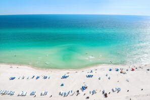 Condo, várias camas (Aqua Resort 2103) | Praia | Na praia 