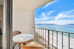 Condo, nhiều giường (Edgewater Tower 2-1208) | Khu ẩm thực ngoài trời