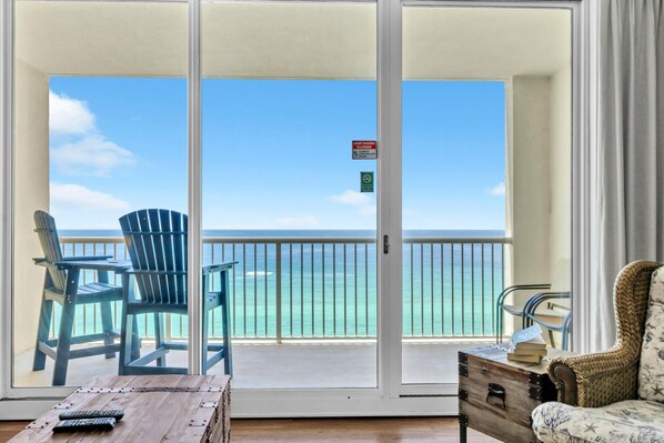 Apartment, 1 King-Bett und Schlafsofa (Majestic Beach Towers 1-1213) | Wohnbereich | Fernseher