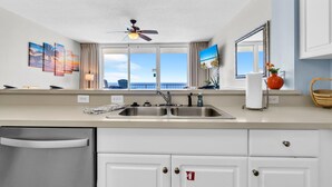 Kondominium, 1 Tempat Tidur King dengan tempat tidur Sofa (Majestic Beach Towers 1-1213) | Dapur pribadi