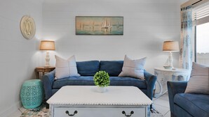 Condo, 1 giường cỡ king và sofa giường (Nautical Watch E-4) | Khu phòng khách
