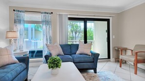 Condo, 1 giường cỡ king và sofa giường (Nautical Watch E-4) | Khu phòng khách
