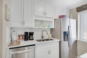 公寓客房, 1 張特大雙人床和 1 張沙發床 (Nautical Watch E-4) | 私人廚房 | 烤箱、烤麵包機