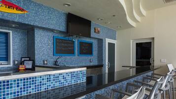 Condo, varias camas (Sterling Breeze 1401) | Bar (en la propiedad)