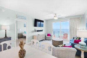 Apartment, Mehrere Betten (Sterling Breeze 1401) | Wohnbereich