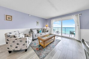 公寓客房, 多張床 (The Summit 928) | 起居區 | 電視