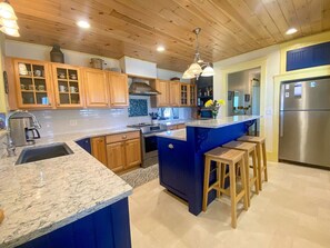 Fridge, microwave, oven, stovetop - Large Groups! Pine Point Beach 8 BDRM! (Scarborough)