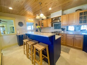 Fridge, microwave, oven, stovetop - Large Groups! Pine Point Beach 8 BDRM! (Scarborough)