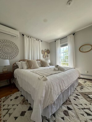 8 bedrooms, desk, iron/ironing board, WiFi - Large Groups! Pine Point Beach 8 BDRM! (Scarborough)