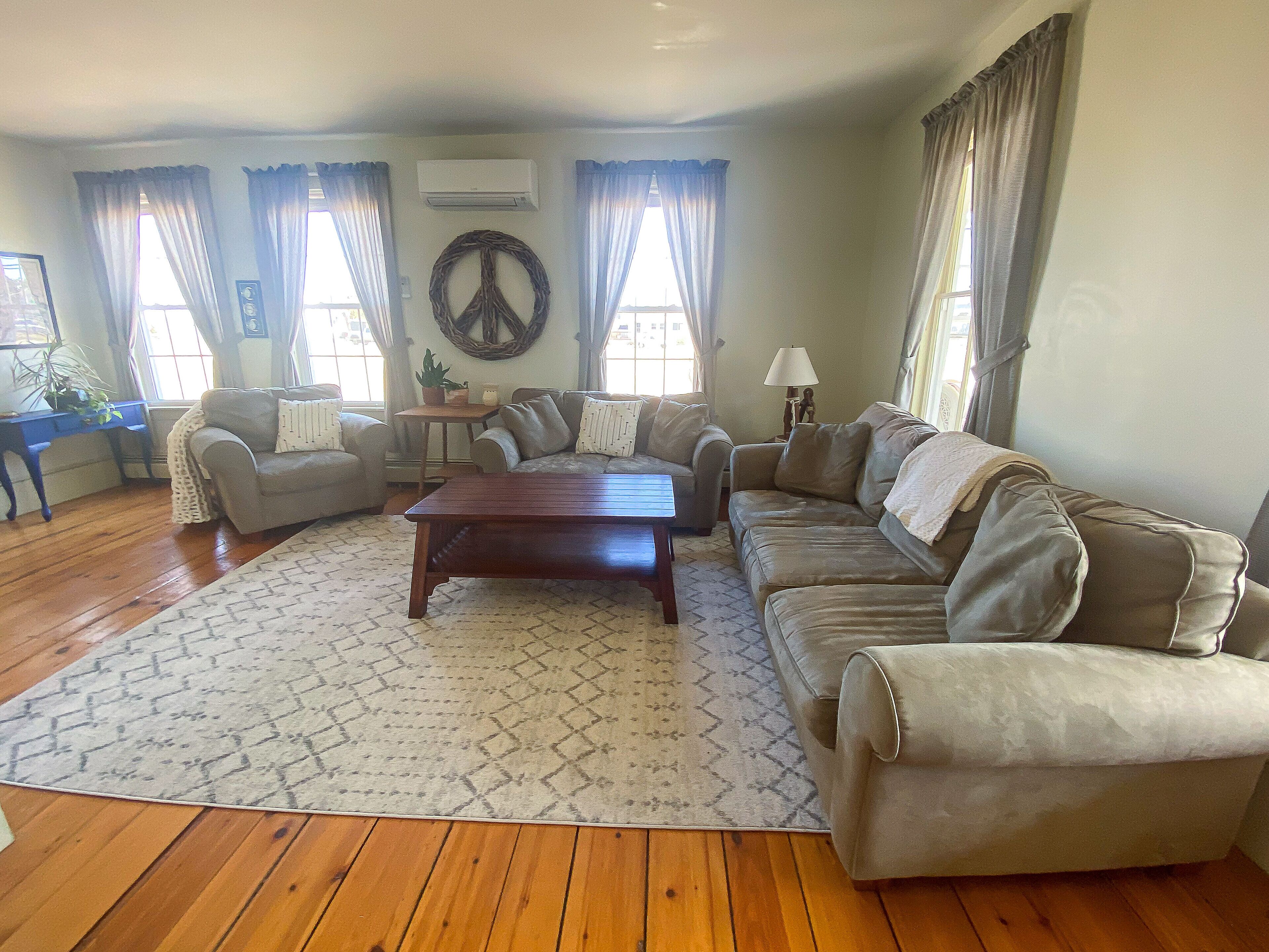 Smart-tv, eldstad och böcker