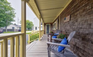 Terrace/patio - Pine Point Beach Retreat! 8 Bedroom, Pet Friendly family compound (Scarborough)