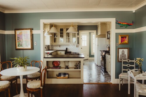 Easy walk to UL, Downtown, Girard park, and multiple music venues. Pet friendly!