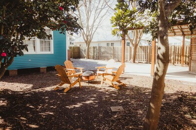 Easy walk to UL, Downtown, Girard park, and multiple music venues. Pet friendly!