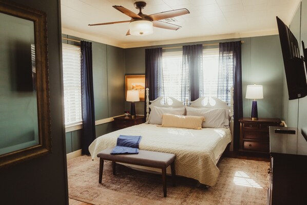 3 bedrooms, in-room safe, desk, free WiFi