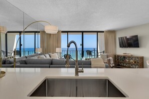 คอนโด, หลายเตียง (Edgewater Tower 2-805) | บริเวณนั่งเล่น | ทีวี