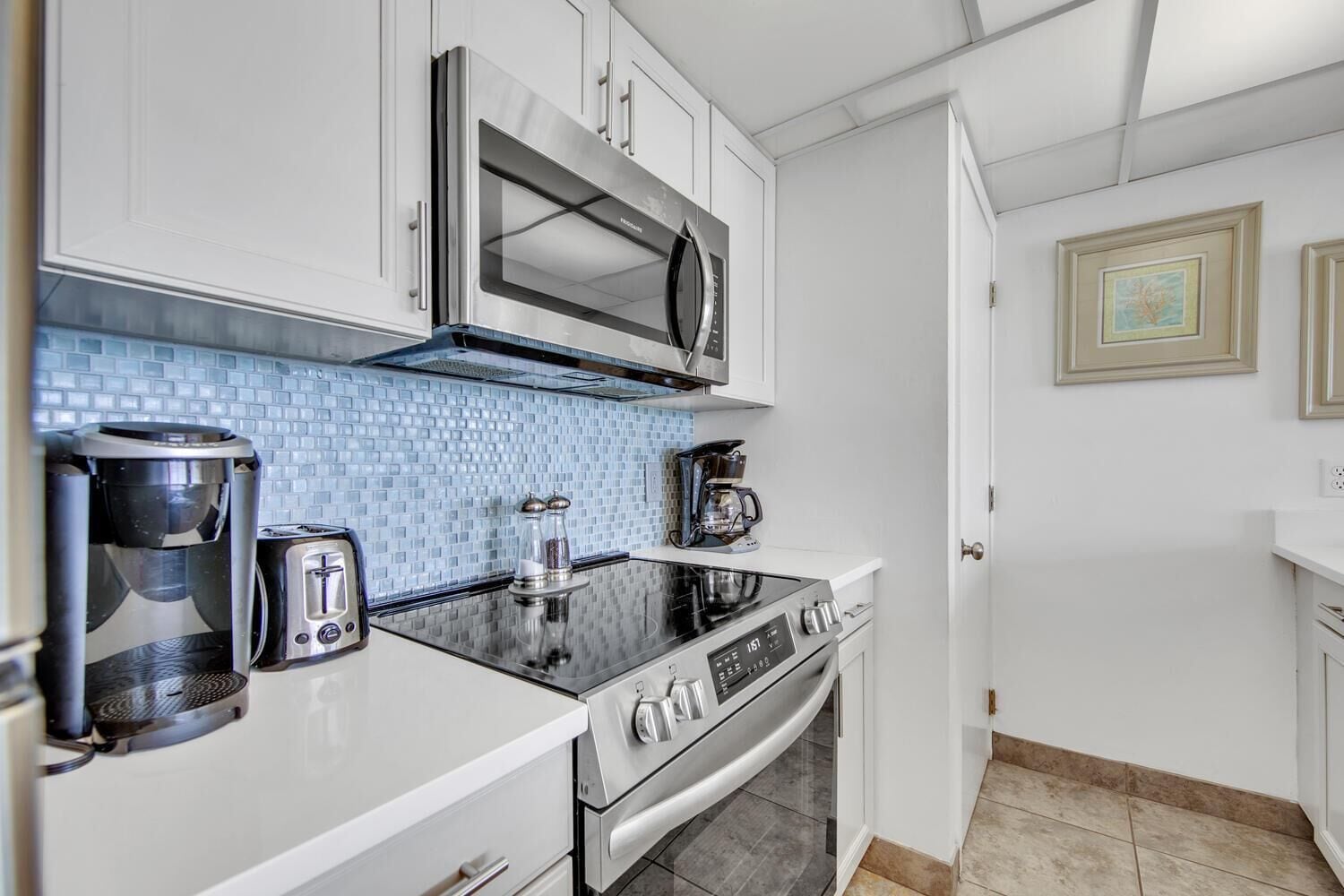 コンドミニアム ベッド (複数台) (Edgewater Tower 2-805) | 専用キッチン | オーブン、トースター