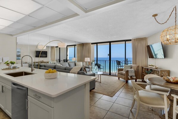 คอนโด, หลายเตียง (Edgewater Tower 2-805) | ครัวส่วนตัว | เตาอบ, เตาปิ้งขนมปัง