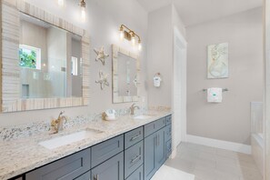 House, Multiple Beds (The Heidi-way) | Bathroom | Towels, soap, toilet paper - The Heidi-way (Miramar Beach)