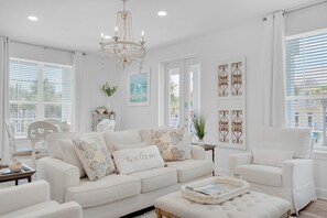 公寓客房, 多張床 (Gulf Place Residences 109) | 起居區 | 電視