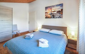 1 bedroom, travel cot, free WiFi, bed sheets