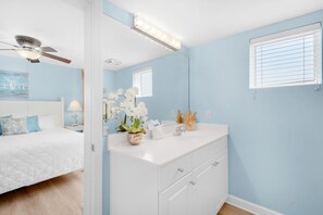 Condo, varias camas (Pelican Isle 301) | Baño | Toallas, jabón, papel de baño 