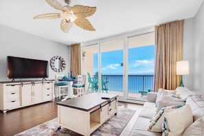 公寓客房, 1 張特大雙人床和 1 張沙發床 (Majestic Beach Towers 1-2113) | 起居區 | 電視
