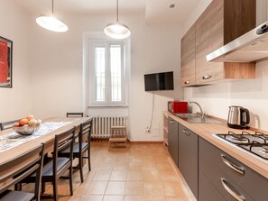 Kühlschrank, Mikrowelle, Ofen, Geschirrspüler