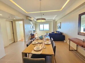 Family Apartment, 2 Bedrooms | In-room dining