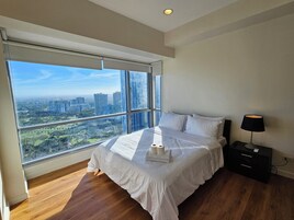 2 habitaciones, escritorio y espacio para trabajar con laptop 