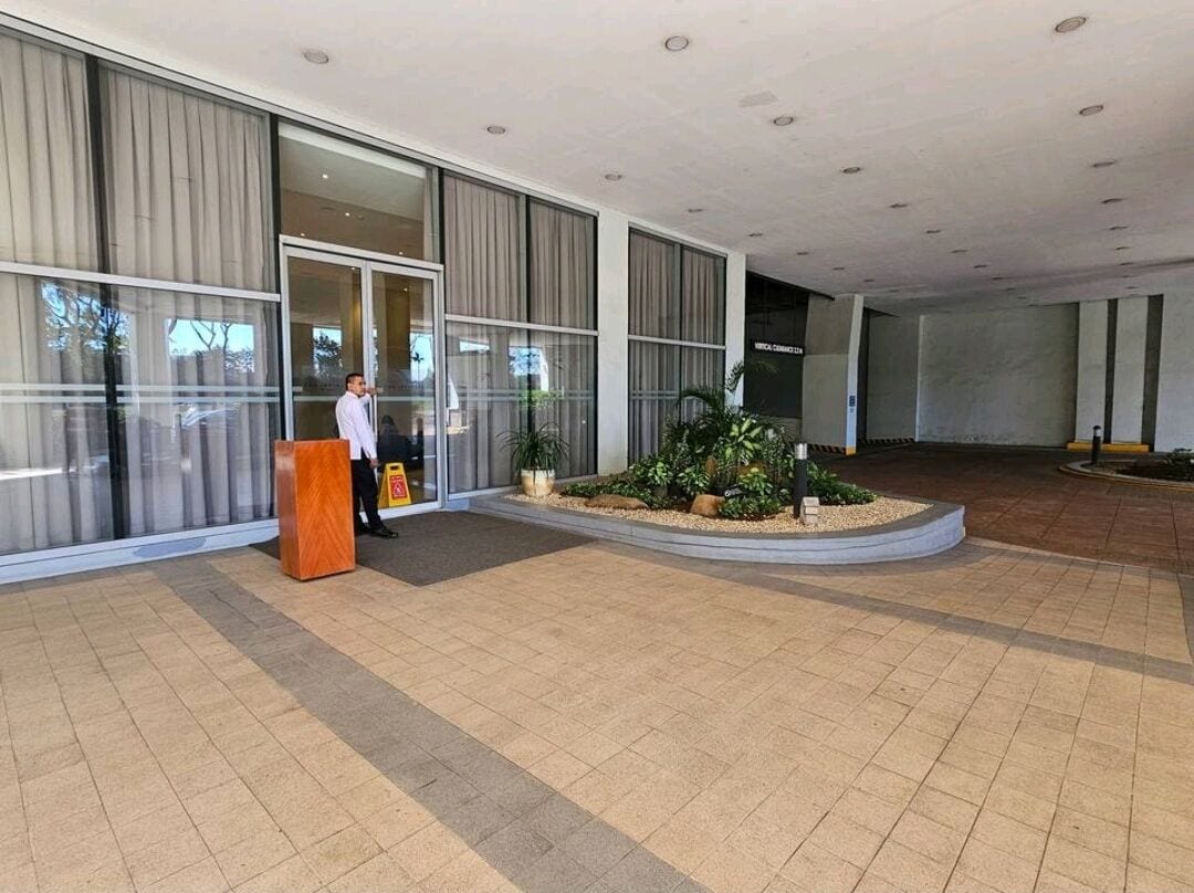 Pintu masuk properti