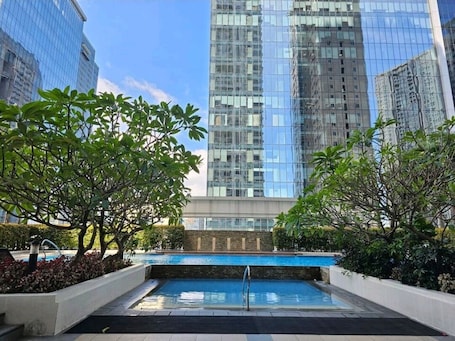 Una piscina al aire libre