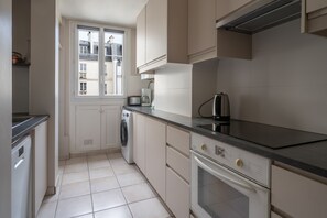 Fridge, microwave, oven, coffee/tea maker - Appartement Apalta - Welkeys (Paris)