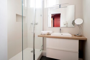 Shower, hair dryer, towels, soap - Appartement Apalta - Welkeys (Paris)