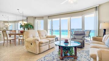 Appartement, meerdere bedden (Long Beach Resort 2 603) | Woonruimte | Een televisie