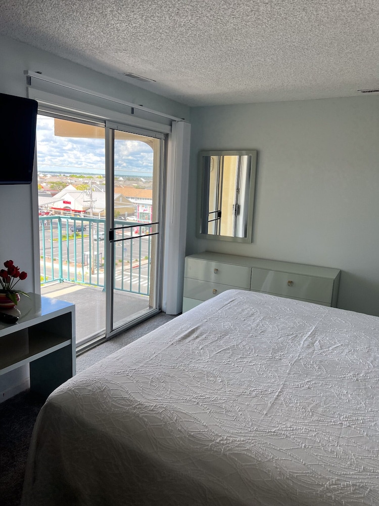 Picture of Executive 2 Bedroom Condo. Amazing Lakefront Views. Top Floor. No ...