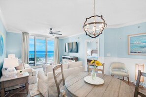 コンドミニアム ベッド (複数台) (Azure #407) | リビング エリア | テレビ