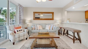 Una sala de estar moderna con un sofá, sillones, una mesa de centro y un comedor.