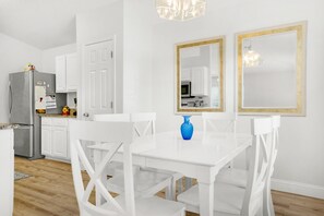 Casa, várias camas (Sandy Pelican) | Opções para refeição