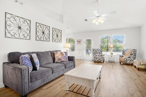 Casa, várias camas (Sandy Pelican) | Área de estar | TV